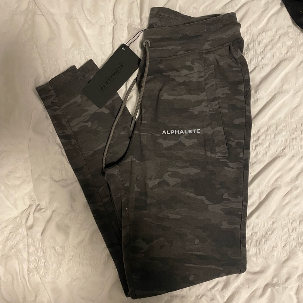 Alphalete Essential Jogger - Size Small